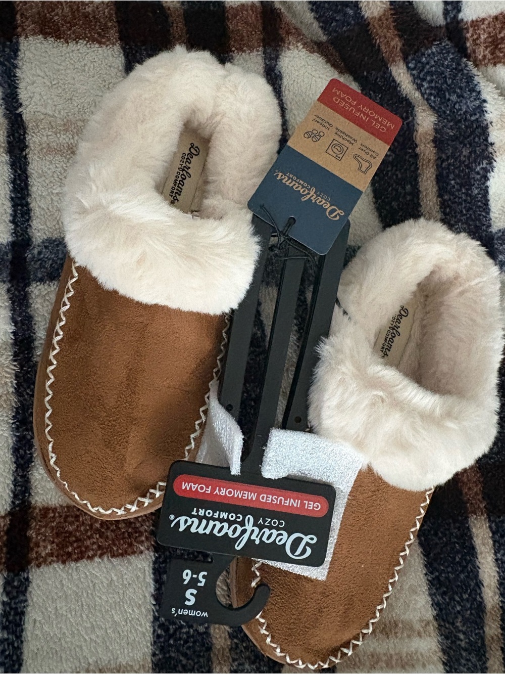 Woman’s size 5/6 dearfoams Brown and Cream Fuzzy Slip-On Slippers